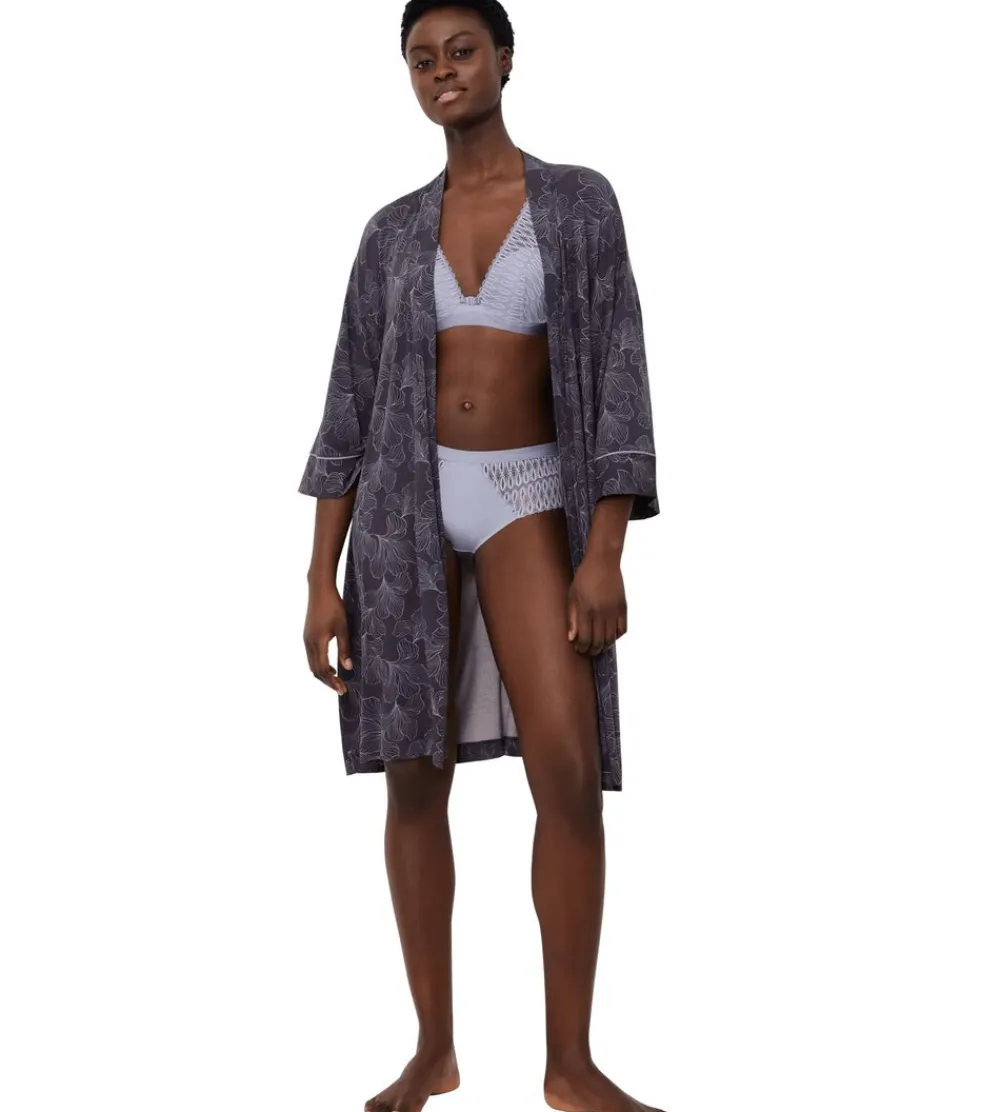 Dame Triumph Aura Spotlight Robe 01