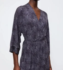 Dame Triumph Aura Spotlight Robe 01