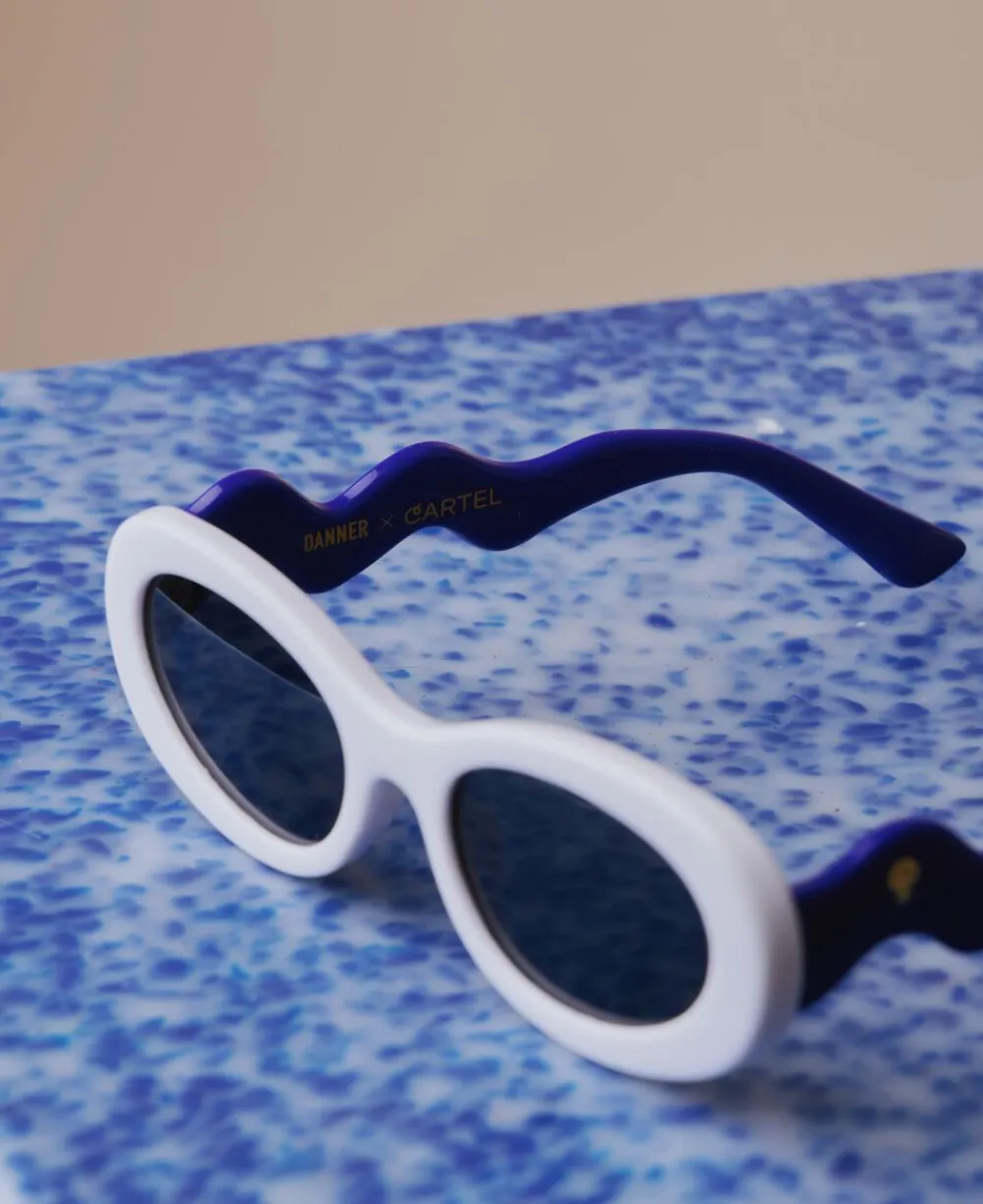 Cartel Copenhagen Danner x Cartel Oval Sunnies - Shell/CartelBlue Hvid, blå Sale