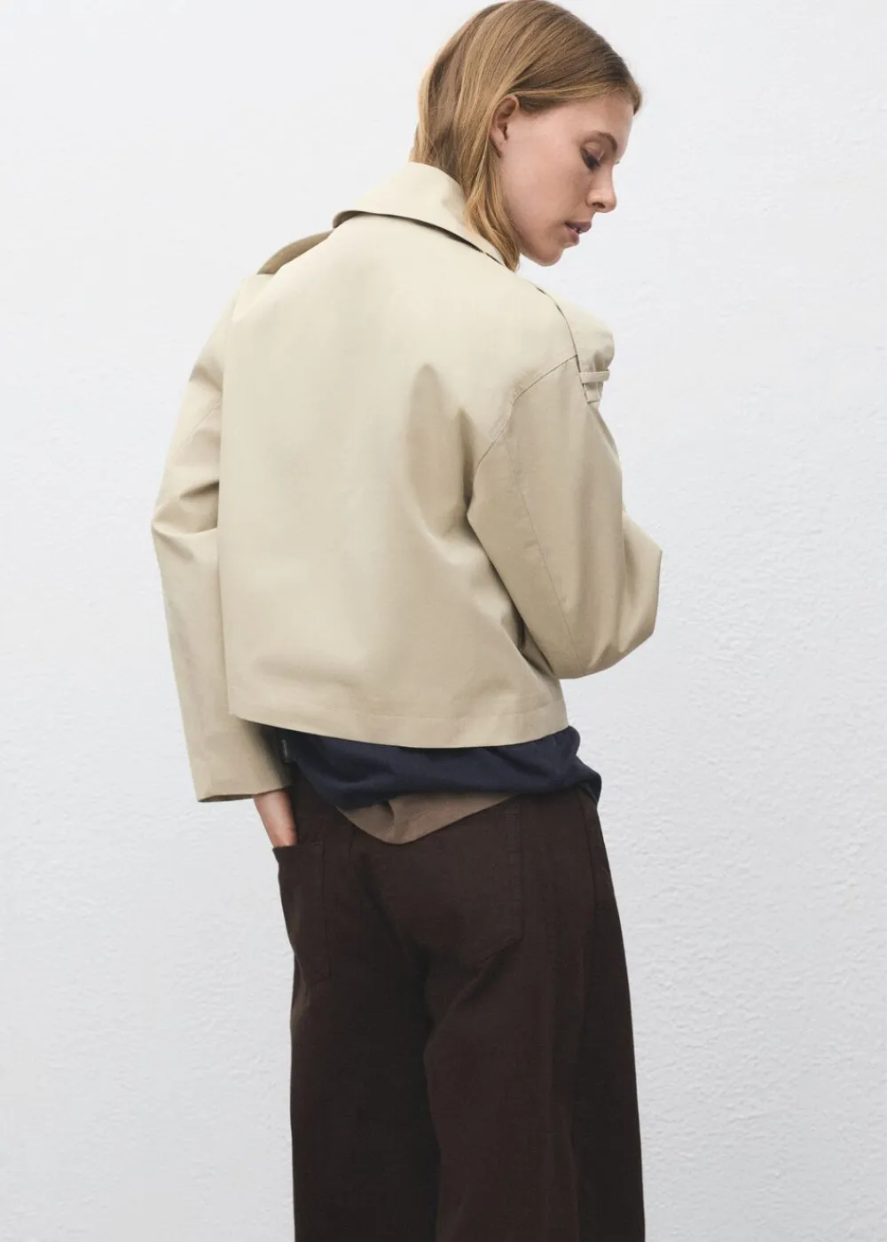 Double-breasted cropped trench coat>MANGO Online