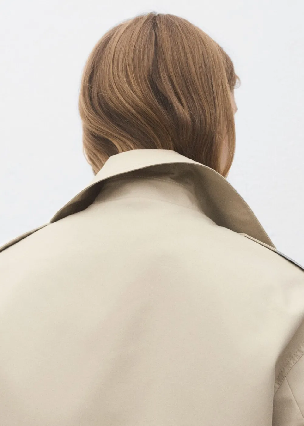 Double-breasted cropped trench coat>MANGO Online