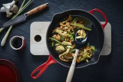 Le Creuset Dyb Stegepande i støbejern 26cm Cerise Hot