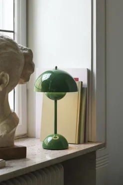 &Tradition Flowerpot Portable Lamp VP9, Magnetic Charger Signal green