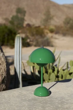 &Tradition Flowerpot Portable Lamp VP9, Magnetic Charger Signal green