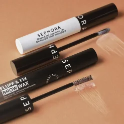 FLUFF & FIX BROW WAX - Teksturerende og fikserende øjenbrynsvoks><noscript><img width=