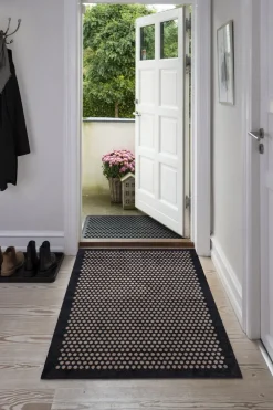 Tica Copenhagen Løber 130x90 cm, dot sort/sand