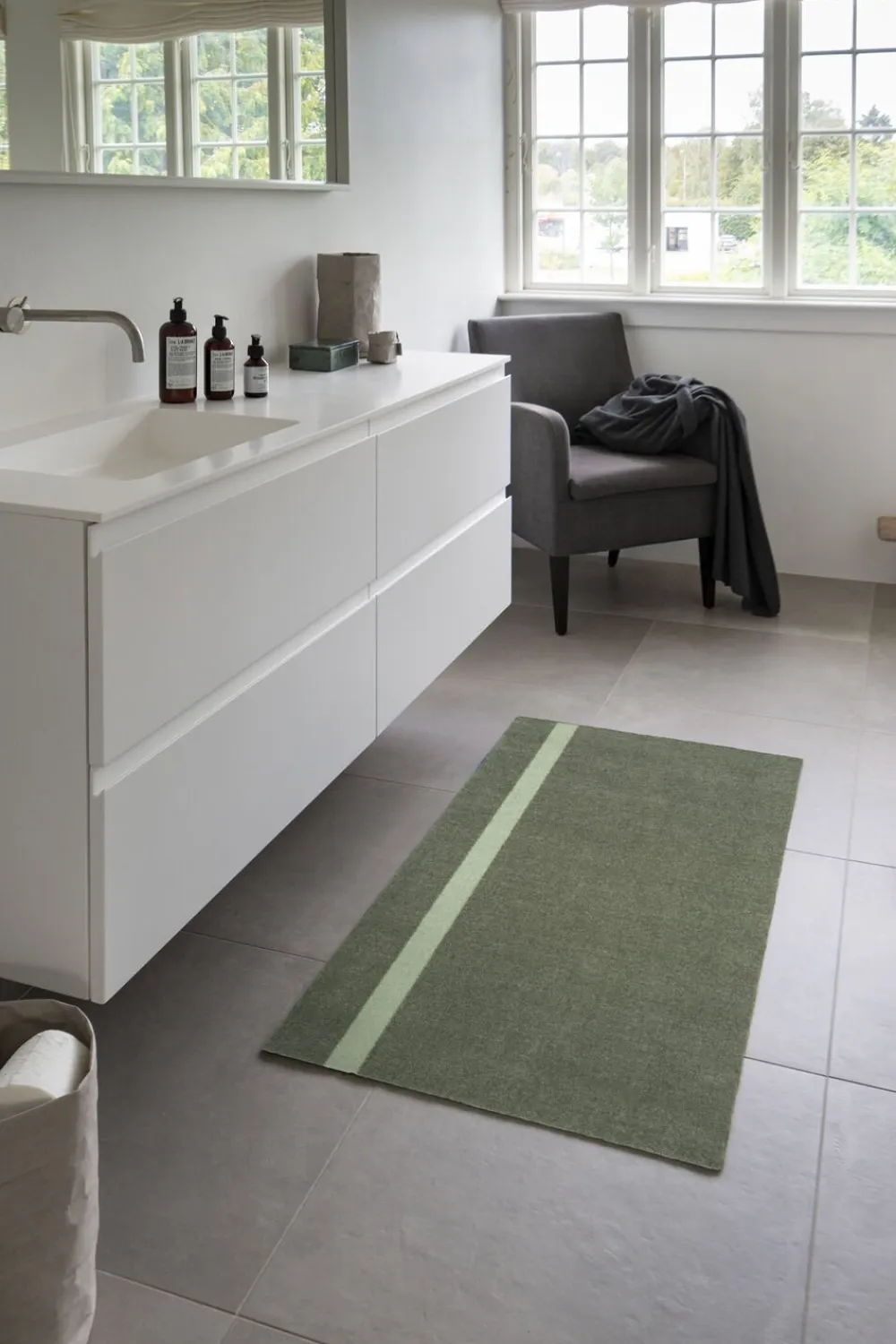 Løber, 67x120 cm, stripe vertical lysgrøn/støvet grøn>Tica Copenhagen