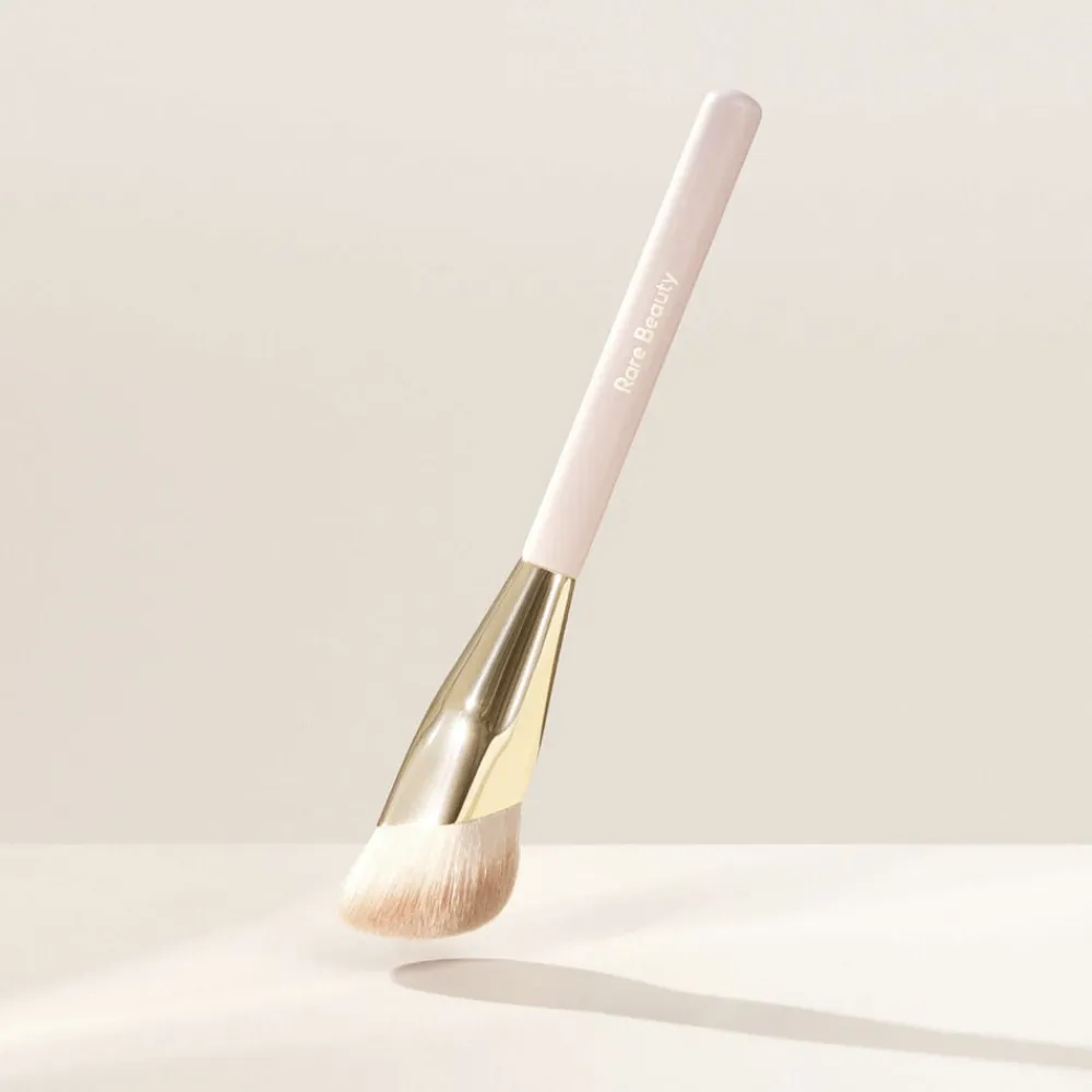 RARE BEAUTY Liquid Touch - Foundation Brush Hot