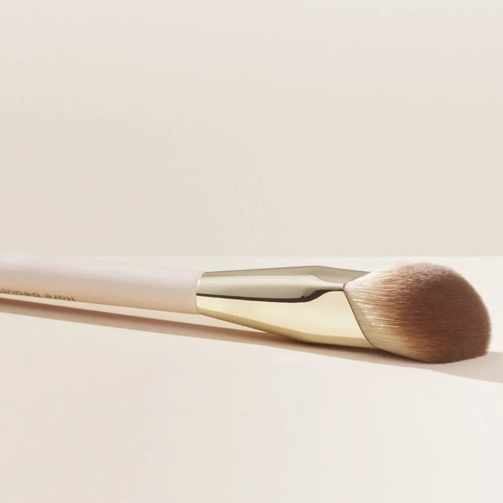 RARE BEAUTY Liquid Touch - Foundation Brush Hot