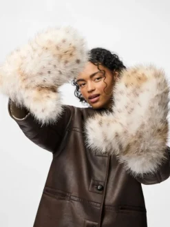 PCPLUSH FLUFFY MITTENS>Pieces Sale