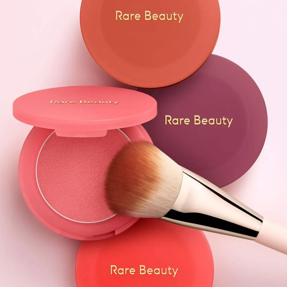 RARE BEAUTY Soft Pinch Matte Bouncy Blush - Blush med en blød mat effekt