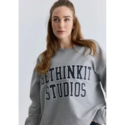 Sweat Shirt Logo><noscript><img width=